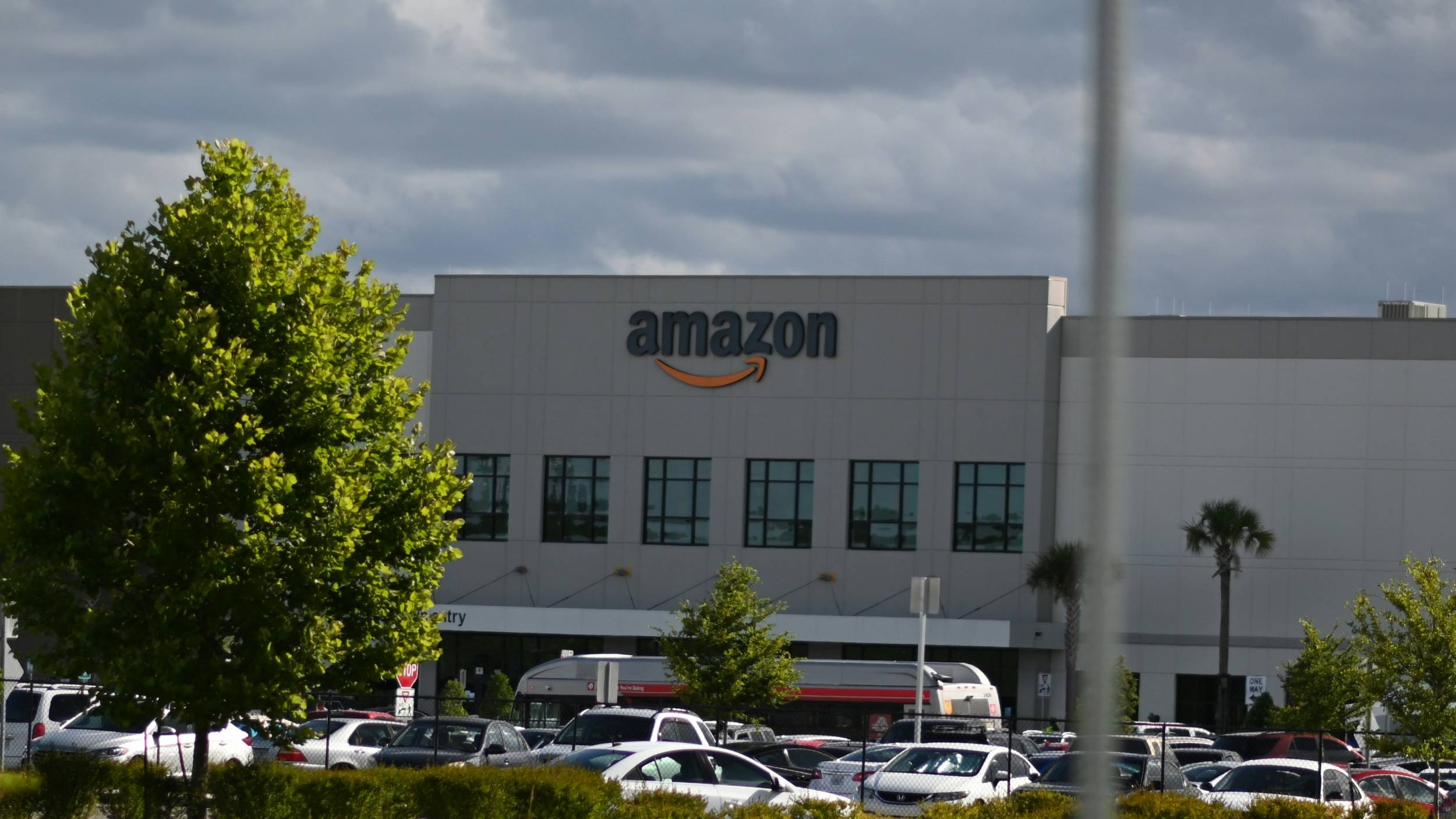 Amazon Plans to Replace 600,000 Workers With Robots by 2033, Reports Say